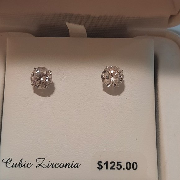 10K Gold 6mm CZ stud earring - Picture 1 of 3